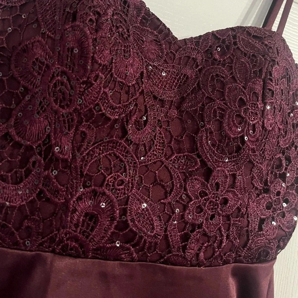 My Michelle size 1 Burgundy Lace Dress formal, homecoming, wedding - Picture 4 of 8